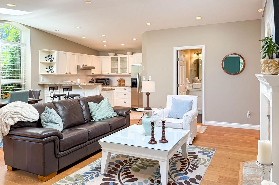 ADDRESS WITHHELD, North Vancouver BC V7P 2J7 North Vancouver, BC - 4