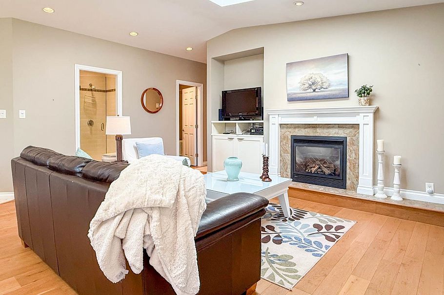 ADDRESS WITHHELD, North Vancouver BC V7P 2J7 North Vancouver, BC - 8