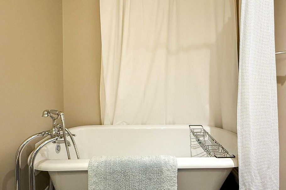 ADDRESS WITHHELD, North Vancouver BC V7P 2J7 North Vancouver, BC - 23