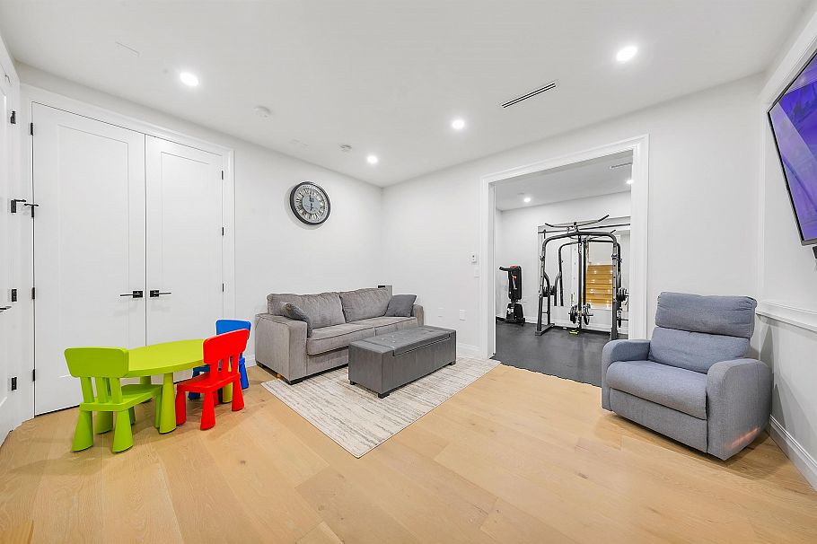 1395 W 21st Street North Vancouver, BC - 16