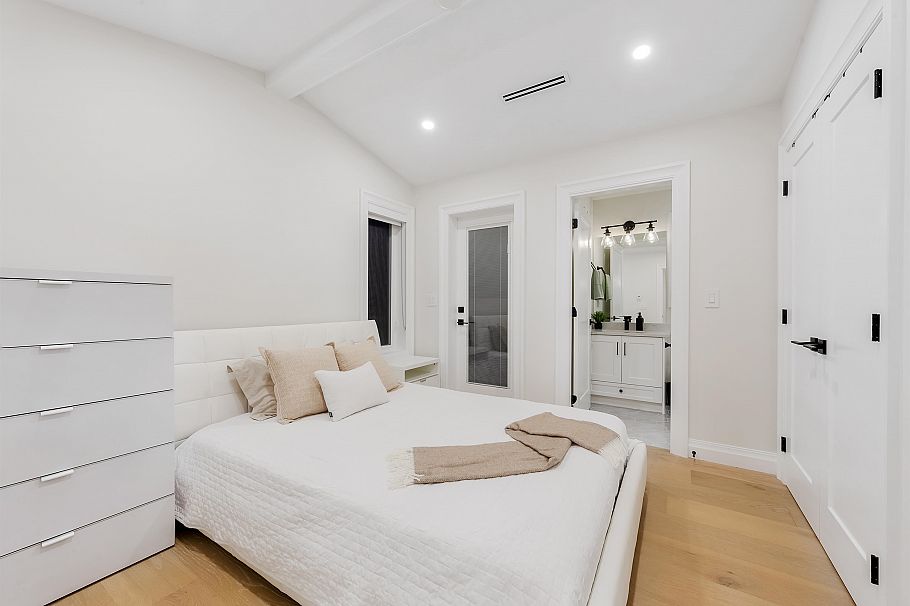 1395 W 21st Street North Vancouver, BC - 14