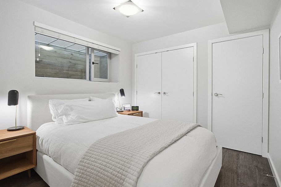 364 W 15th Street North Vancouver, BC - 35