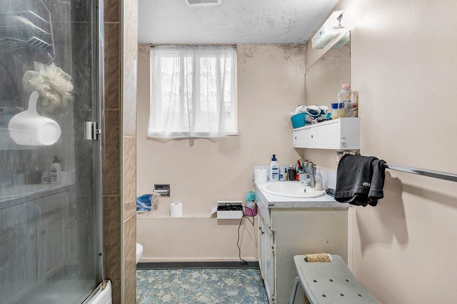 1205 E 49th Avenue Vancouver, BC - 34