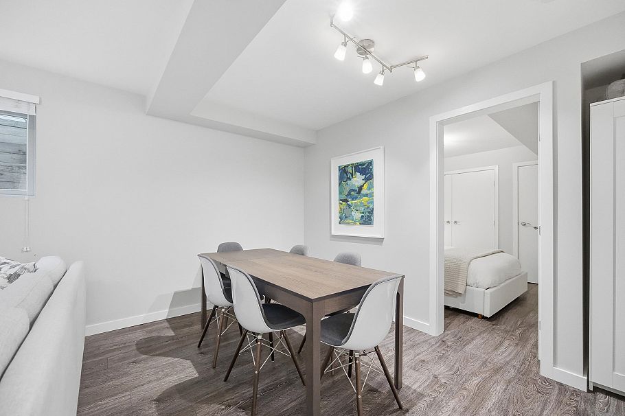364 W 15th Street North Vancouver, BC - 34