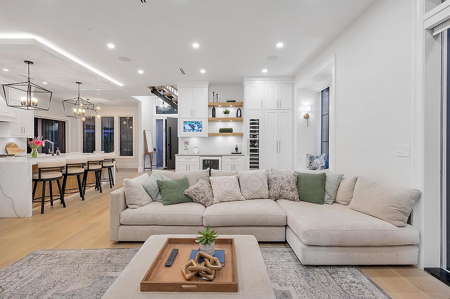 1395 W 21st Street North Vancouver, BC - 4