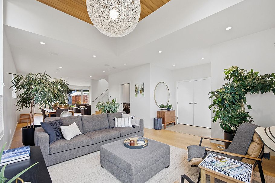 364 W 15th Street North Vancouver, BC - 3