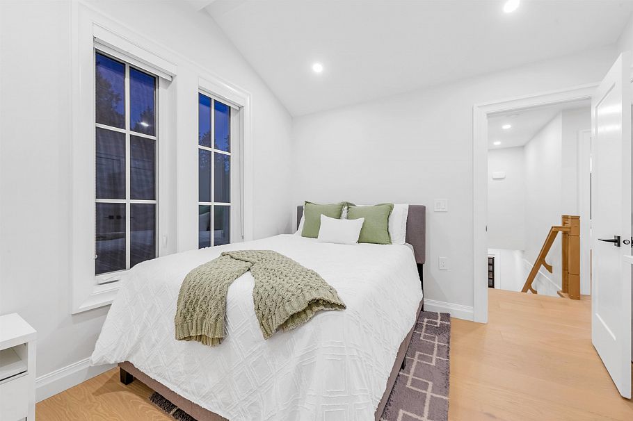 1395 W 21st Street North Vancouver, BC - 15