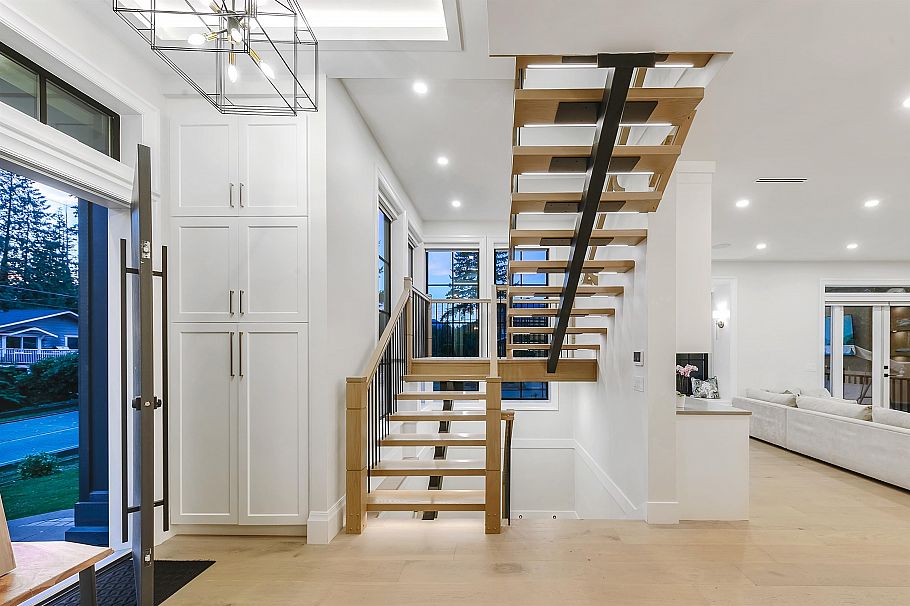 1395 W 21st Street North Vancouver, BC - 10