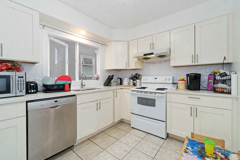 5735 Earles Street Vancouver, BC - 3