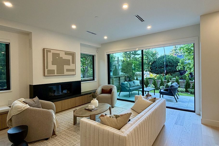 396 W 21 Avenue Vancouver, BC - 2