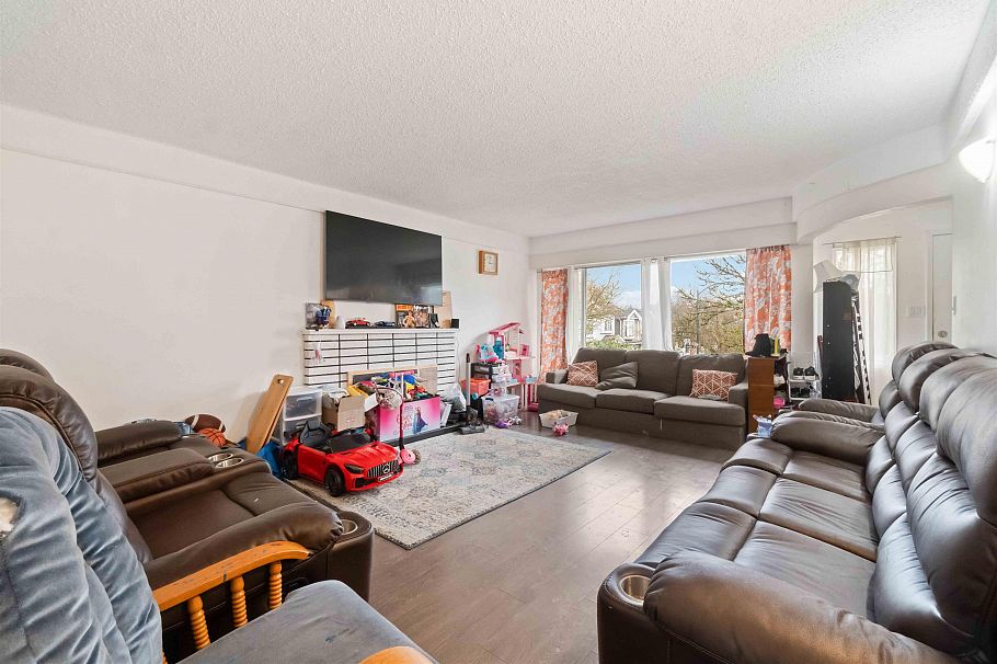 5735 Earles Street Vancouver, BC - 5