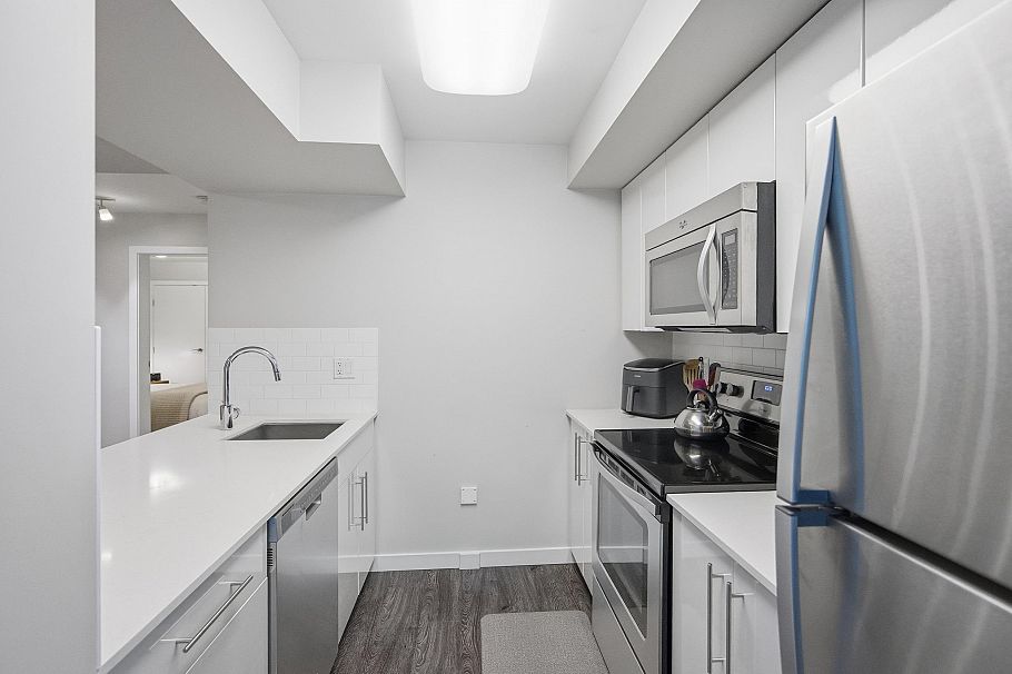 364 W 15th Street North Vancouver, BC - 32