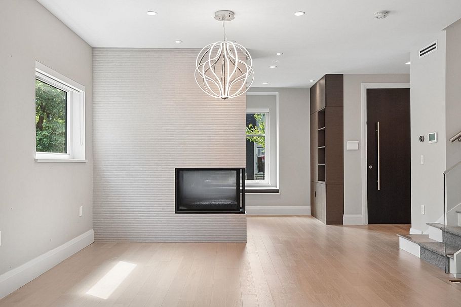 4481 W 15th Avenue Vancouver, BC - 9