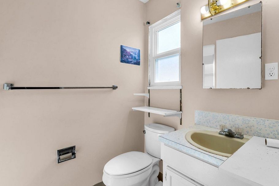 1205 E 49th Avenue Vancouver, BC - 25