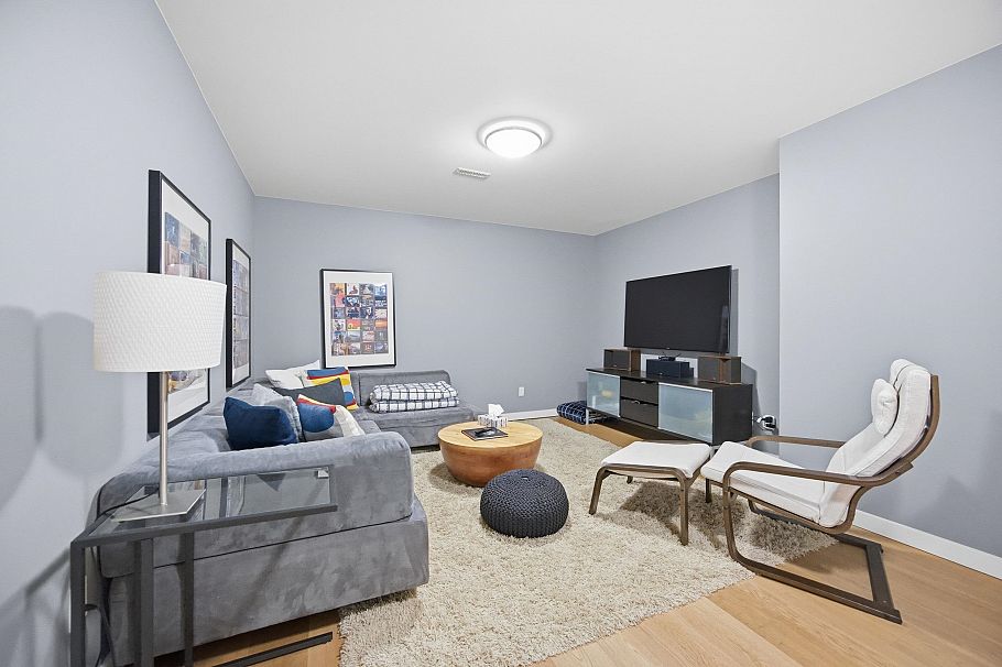 364 W 15th Street North Vancouver, BC - 19