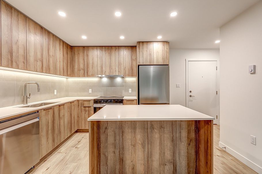 206 3594 Malsum Drive North Vancouver, BC - 12