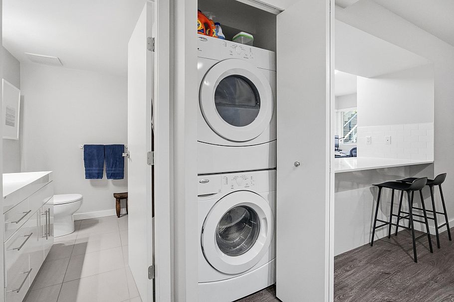 364 W 15th Street North Vancouver, BC - 36