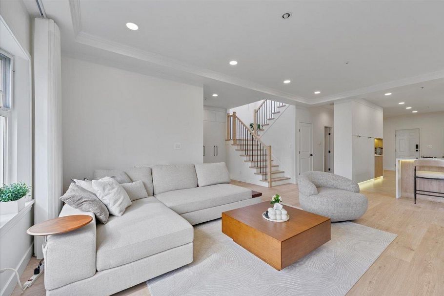 817 W 60th Avenue Vancouver, BC - 1
