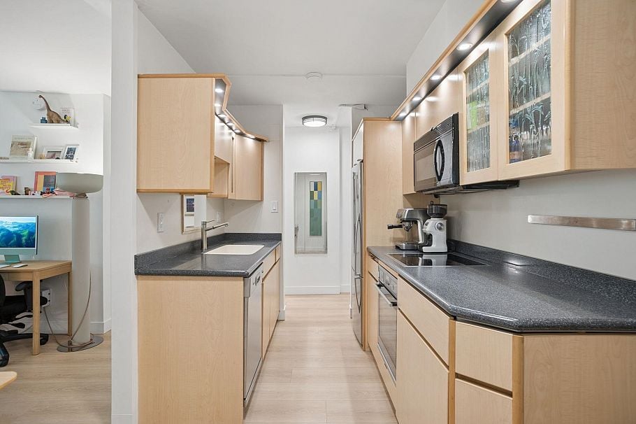 202 1867 West 3rd Avenue Vancouver, BC - 23