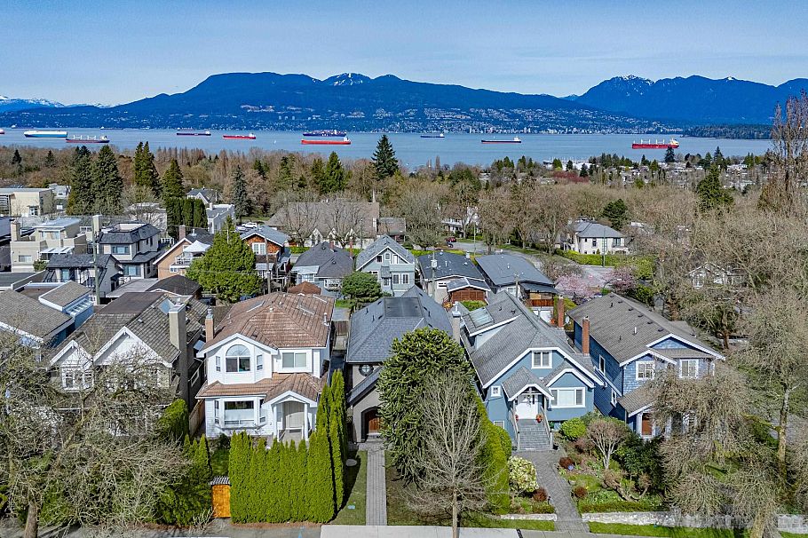 4009 W 11th Avenue Vancouver, BC - 5