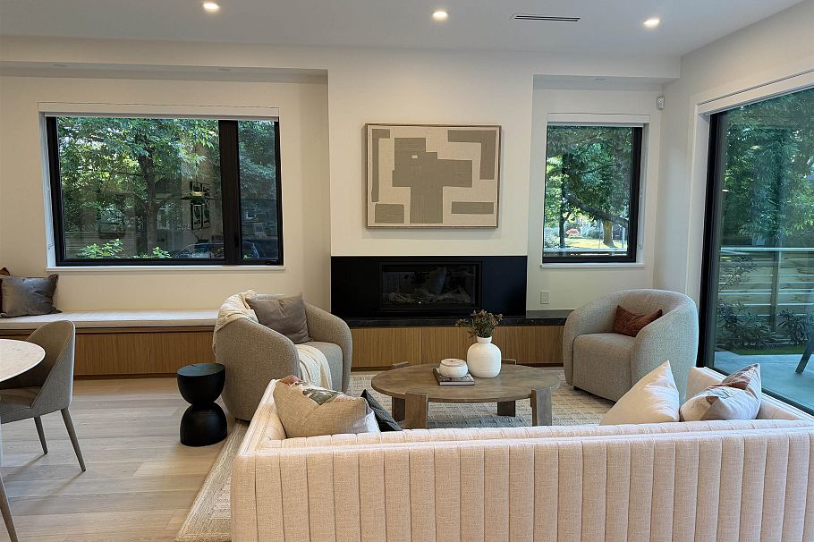 396 W 21 Avenue Vancouver, BC - 3