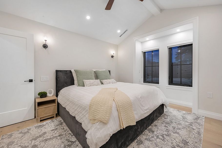 1395 W 21st Street North Vancouver, BC - 11