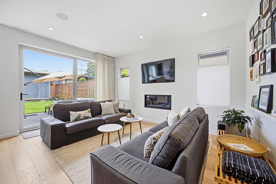 364 W 15th Street North Vancouver, BC - 8