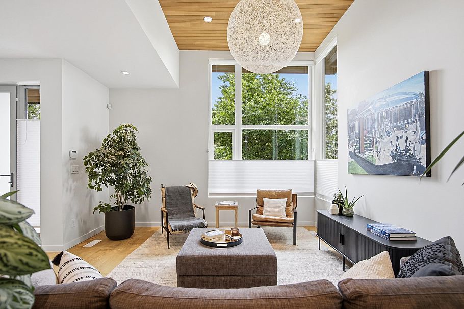364 W 15th Street North Vancouver, BC - 2