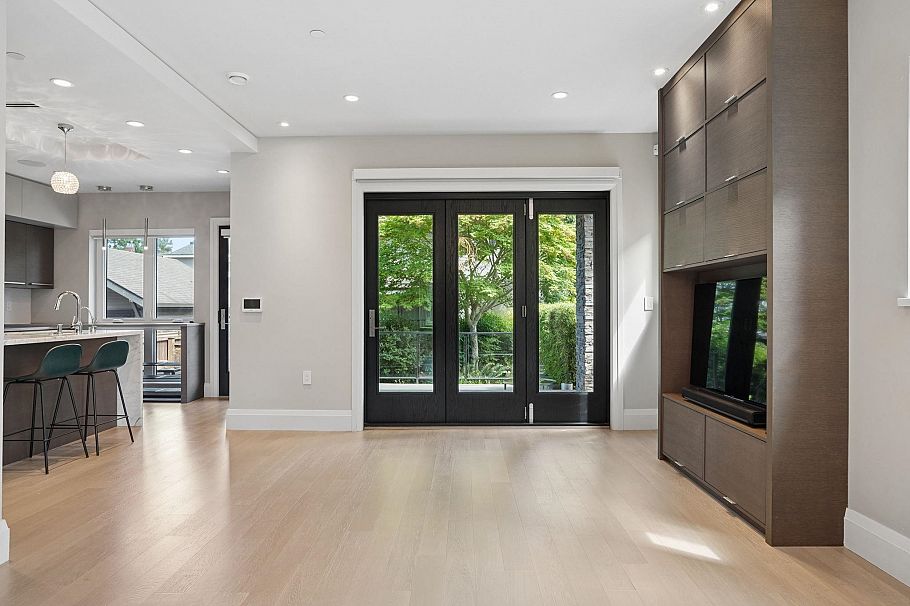 4481 W 15th Avenue Vancouver, BC - 8