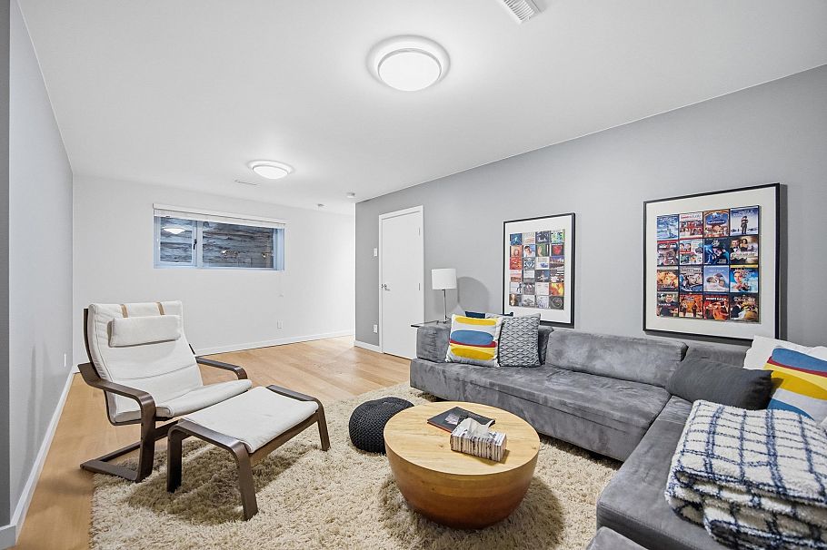 364 W 15th Street North Vancouver, BC - 20