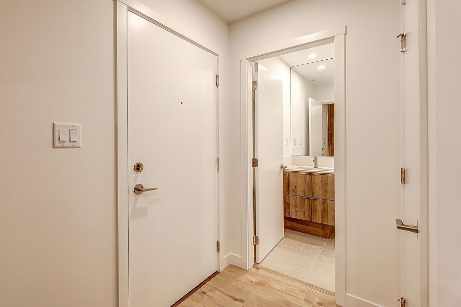 206 3594 Malsum Drive North Vancouver, BC - 16
