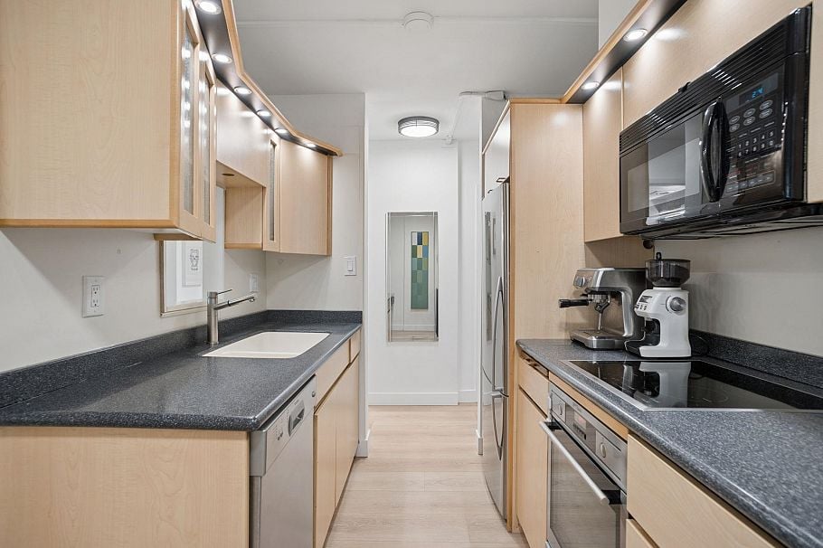 202 1867 West 3rd Avenue Vancouver, BC - 18