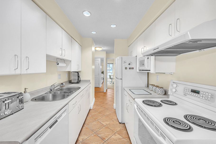 401 1718 Nelson Street Vancouver, BC - 2
