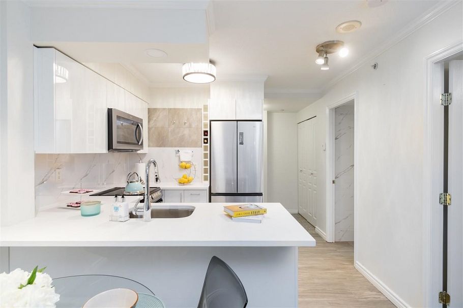 301 1189 Howe Street Vancouver, BC - 1