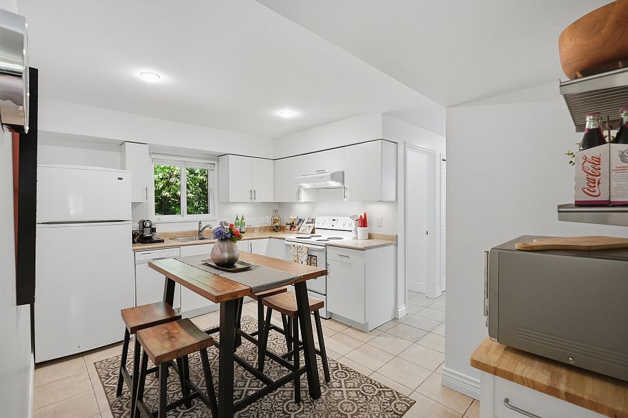 3693 Regent Avenue North Vancouver, BC - 30