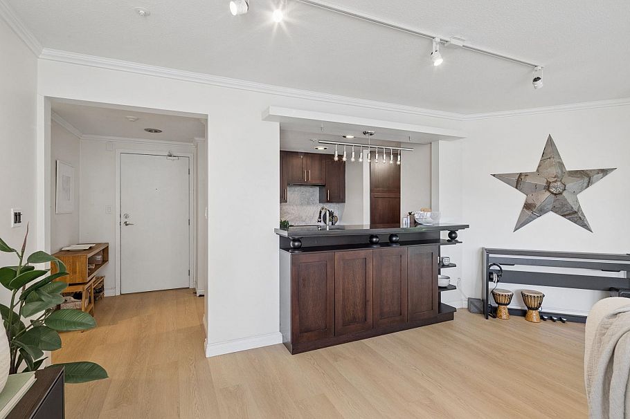 301 1502 Island Park Walk Vancouver, BC - 9