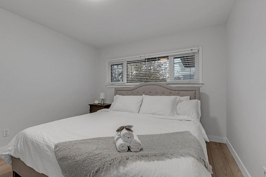 409 W 27th Street North Vancouver, BC - 16