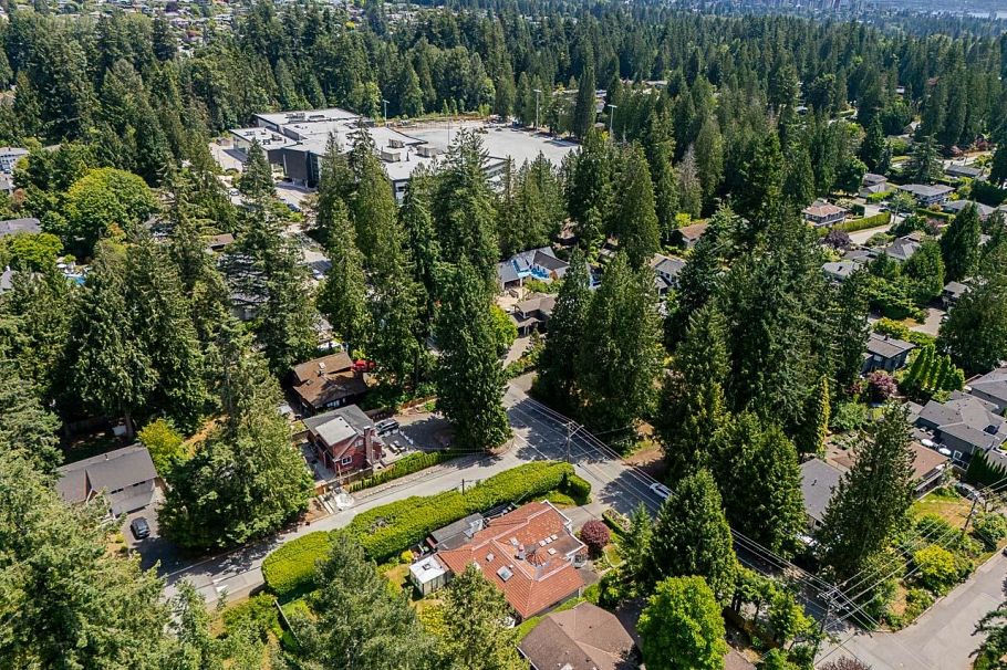 1110 Handsworth Road North Vancouver, BC - 36