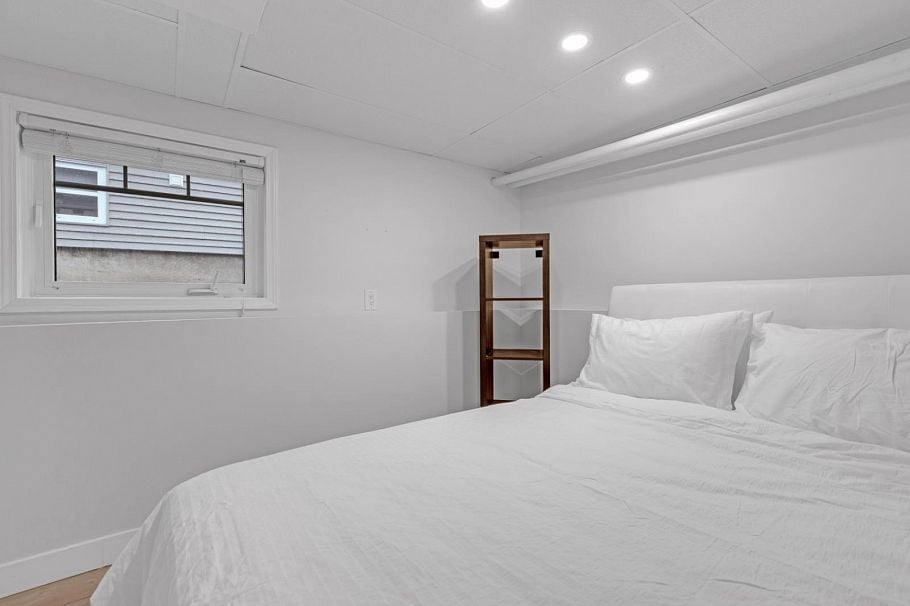 409 W 27th Street North Vancouver, BC - 25