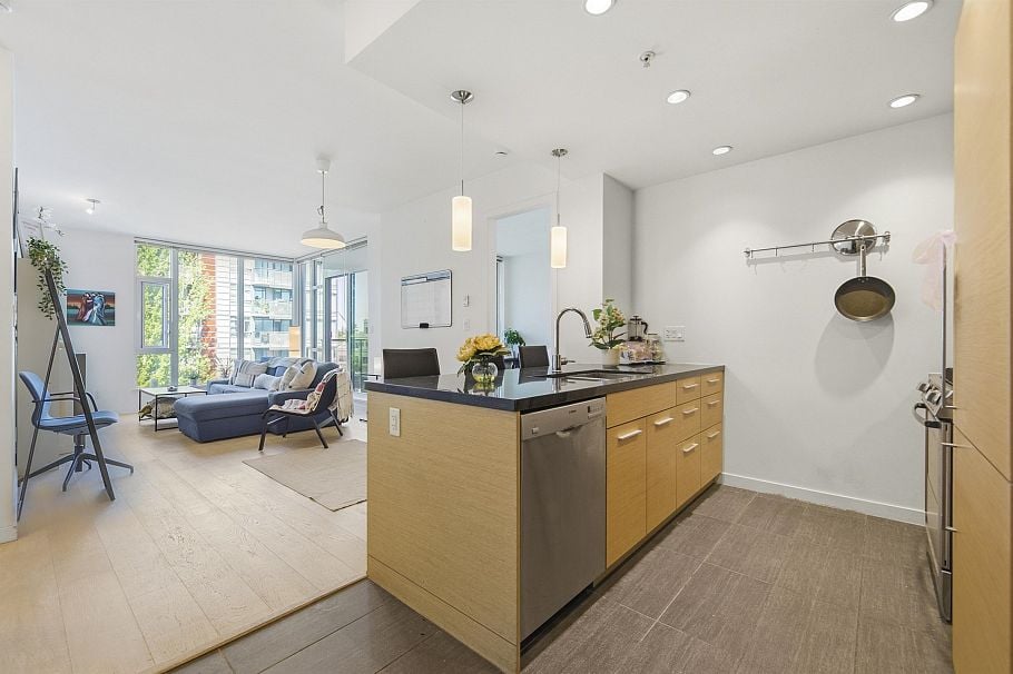 403 2528 Maple Street Vancouver, BC - 1