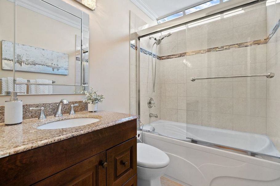 1 230 E Keith Road North Vancouver, BC - 19