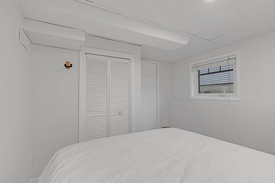 409 W 27th Street North Vancouver, BC - 26