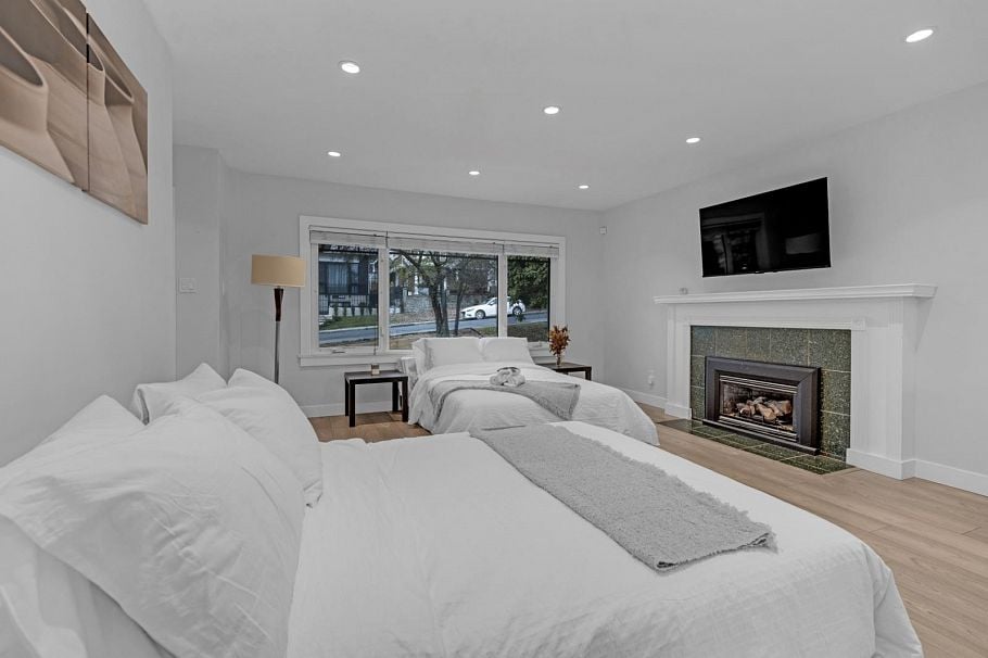 409 W 27th Street North Vancouver, BC - 24