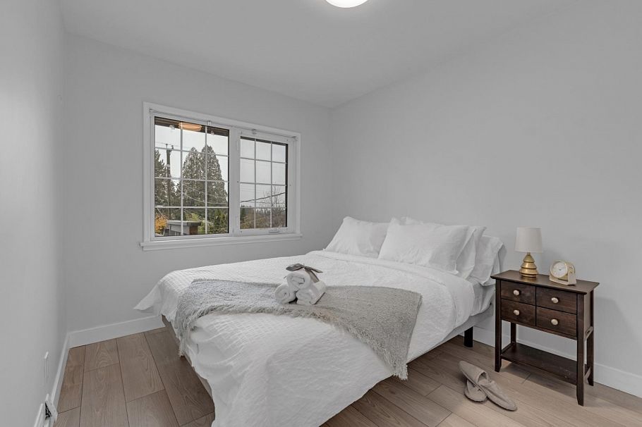409 W 27th Street North Vancouver, BC - 18