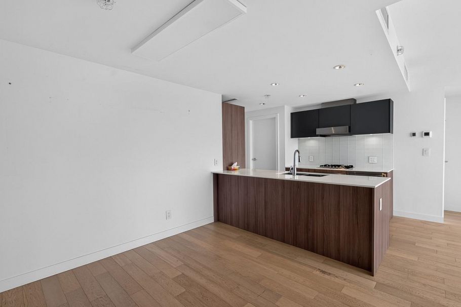906 2221 E 30th Avenue Vancouver, BC - 3