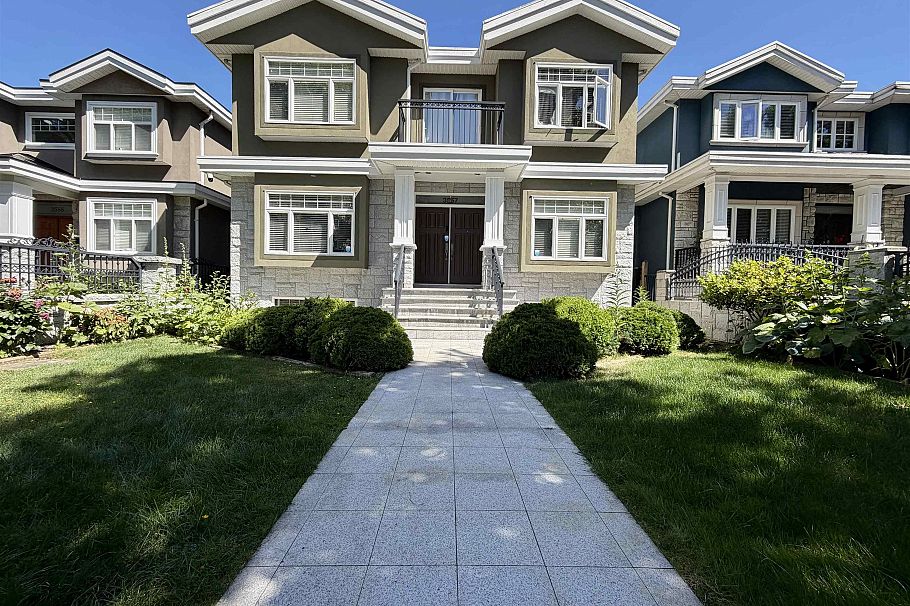 3557 E 47th Avenue Vancouver, BC - 2