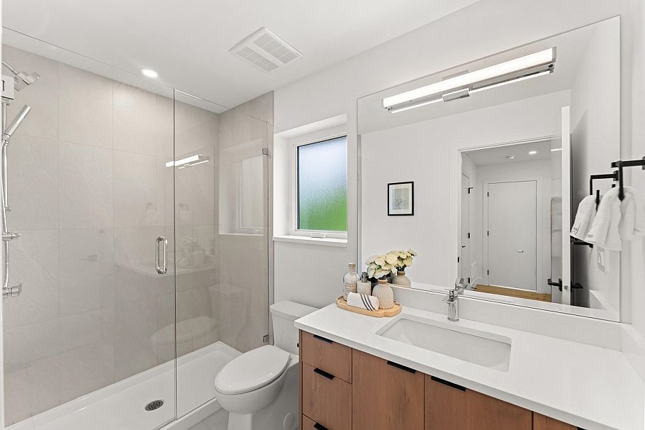 1 1368 Park Drive Vancouver, BC - 10