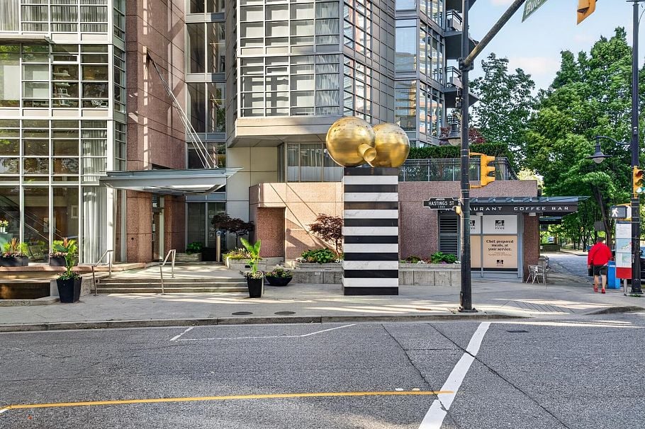 702 1205 W Hastings Street Vancouver, BC - 4