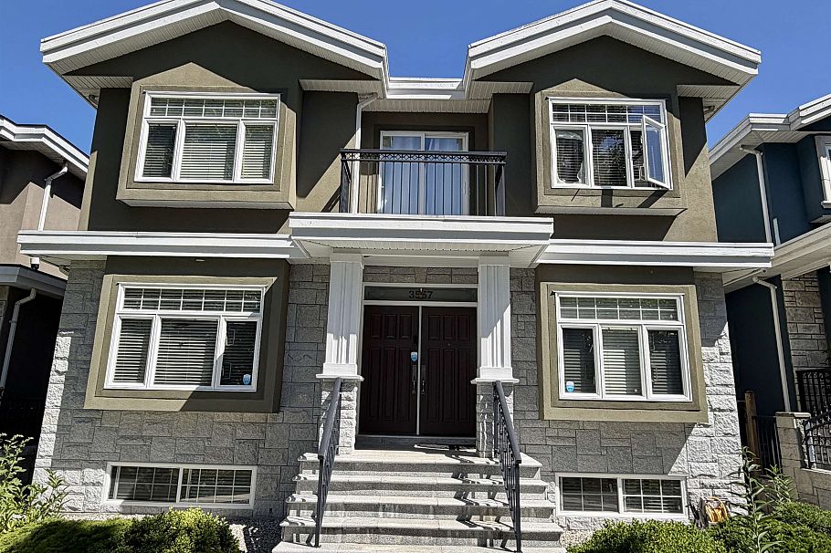 3557 E 47th Avenue Vancouver, BC - 1