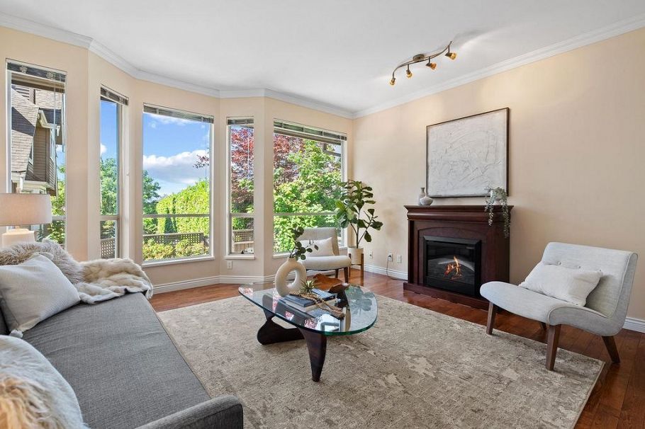 1 230 E Keith Road North Vancouver, BC - 2